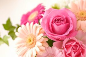 バレンタインに男性から花をプレゼントされて告白されたら嬉しいか