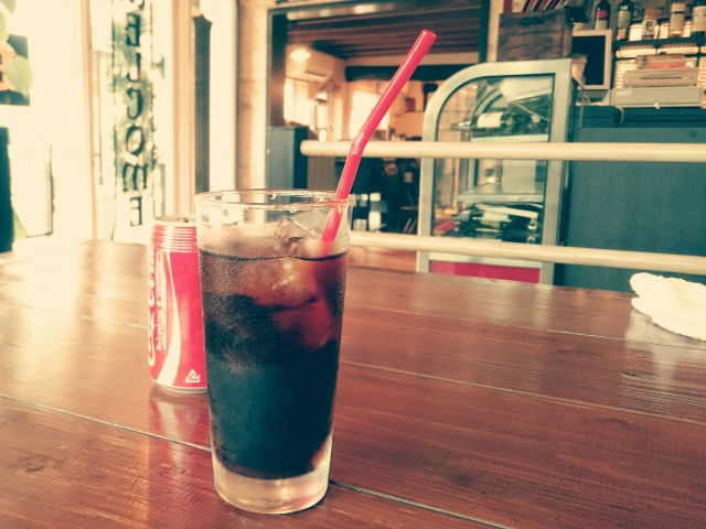 コーラにカフェインはなぜ入ってる?理由は?含有量はどれくらい?