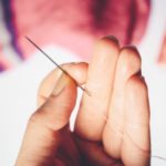 ズボンの膝の補修　大人のズボンの破れの直し方をご紹介