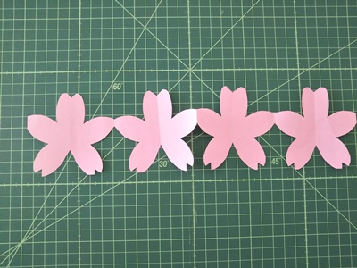 切り紙でつなぎ模様を簡単に つながってる星や花など作り方